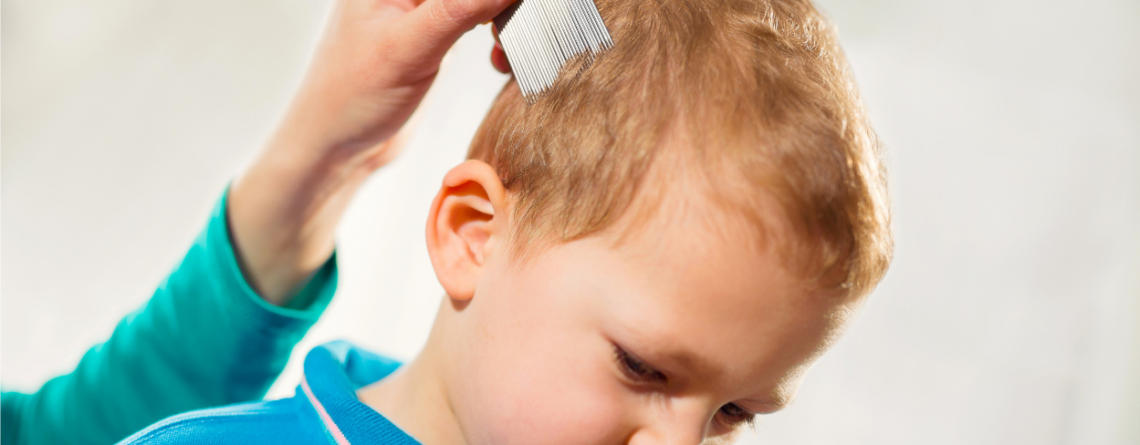 Ein Erwachsener kämmt vorsichtig die Haare eines kleinen Jungen mit einem orangefarbenen Kamm.