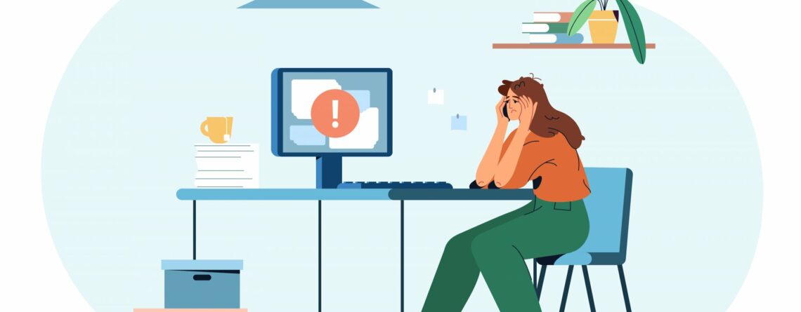 Eine gestresste Frau sitzt an einem Schreibtisch mit einem Computer, der eine Fehlermeldung anzeigt, umgeben von Unterlagen und Pflanzen.